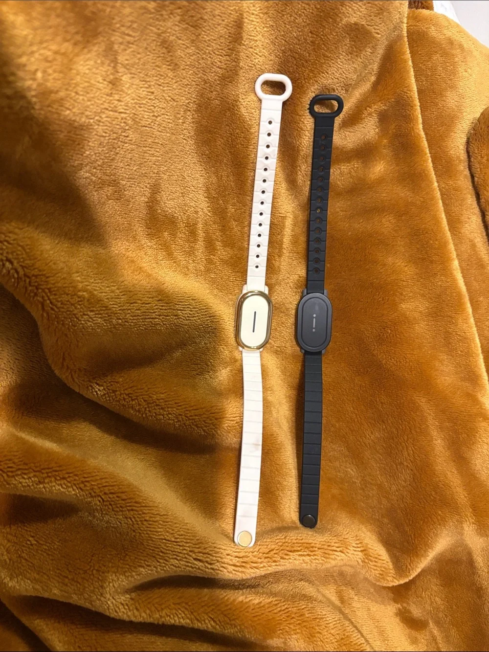 BOND 4 pair w/charger